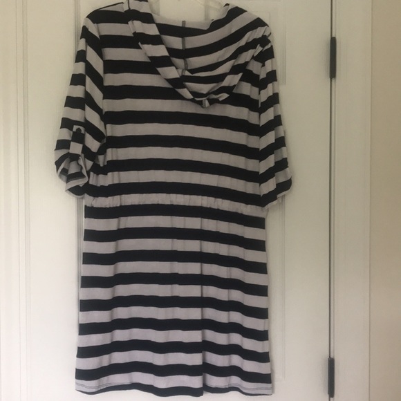 👙VENUS Black &White Striped Bathing Suit Cover👙 - Picture 9 of 9